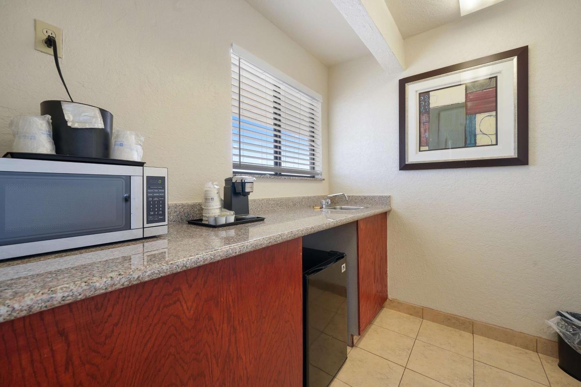 Best Western Plus Executive Inn & Suites Manteca Exterior photo